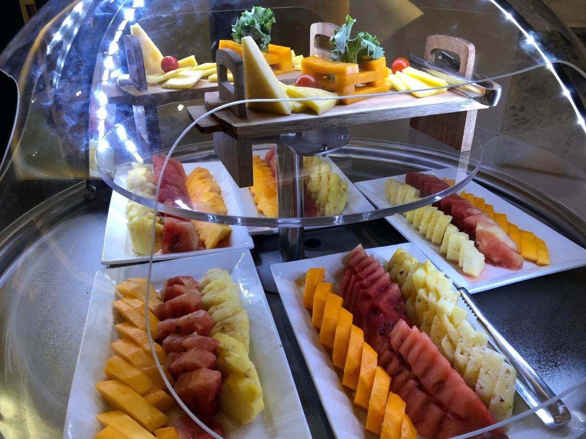Boulevard Palace Hotel Monrovia Bagian luar foto