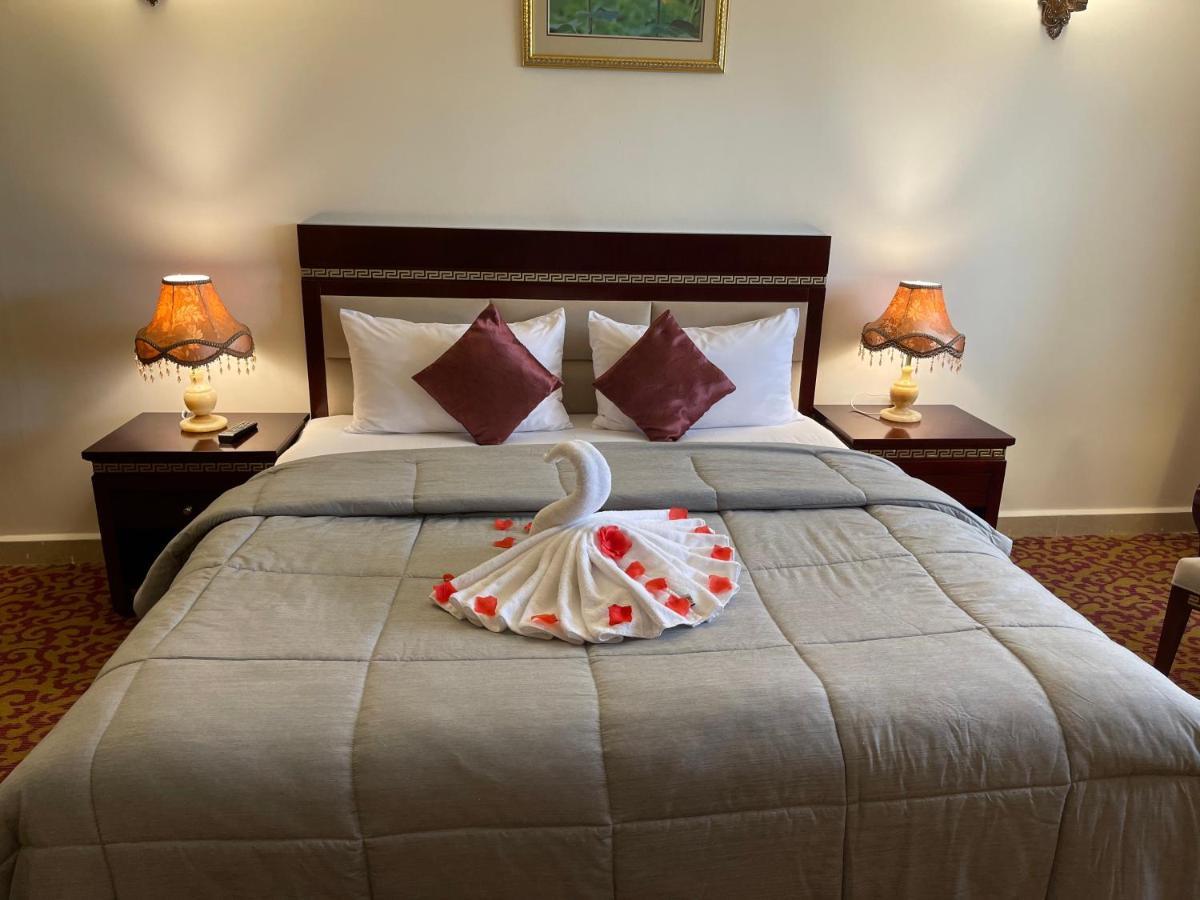 Boulevard Palace Hotel Monrovia Bagian luar foto
