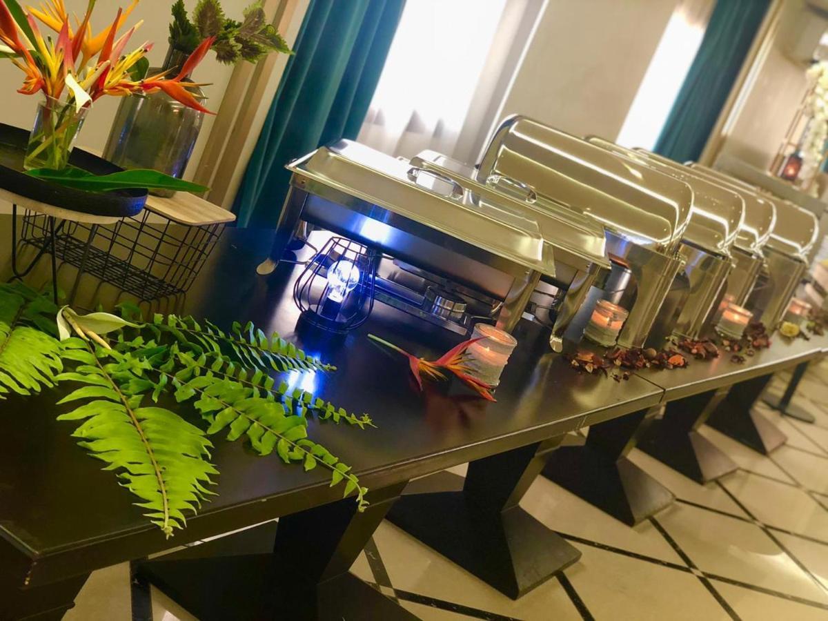 Boulevard Palace Hotel Monrovia Bagian luar foto