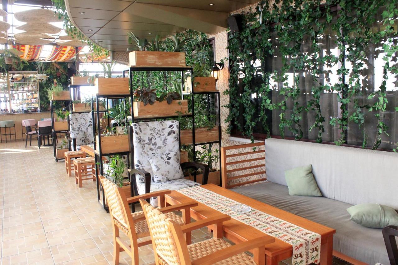 Boulevard Palace Hotel Monrovia Bagian luar foto